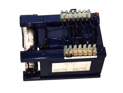 Magnetischer Konstanthalter primär 115V/230V +10% -20% sekundär 220 V +-1% Frequenz 50/60 Hz
